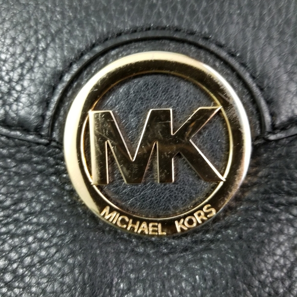 ❗SALE❗Michael Kors Wristlet - Picture 2 of 12
